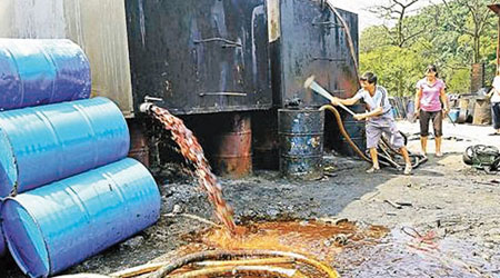鐵皮焊製的容器內流出污濁不堪的潲水油。（互聯網圖片）