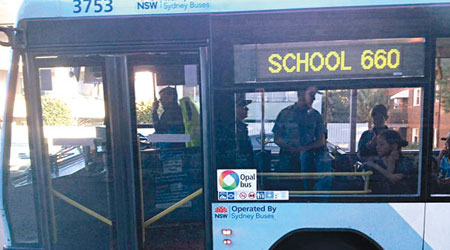 猶太裔學生乘巴士時遭青年恐嚇。（互聯網圖片）