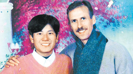 邢書劍（左）當年與康明德的合照。（互聯網圖片）