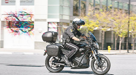 新研發的「隱形」電動電單車可在街頭使用。（互聯網圖片）