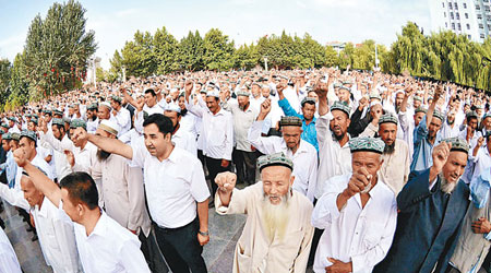 新疆阿瓦提縣大批民眾和宗教人士在當地一文化廣場集體宣誓。（中新社圖片）