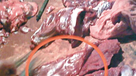 攤販將豬肉（紅圈示）的肥肉及筋膜割走。（互聯網圖片）