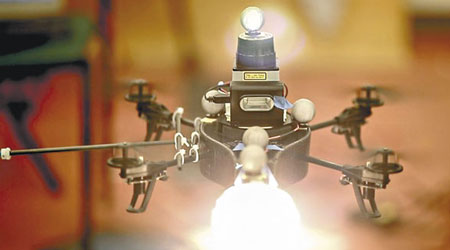  「飛天燈光師」可以在空中營造燈光效果。
