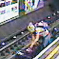 女子衝下月台救回兒子。（互聯網圖片）