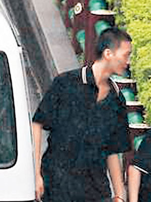 鄭捷（左）面帶微笑回到台北看守所。（互聯網圖片）