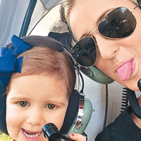 婭肯科（右）不時攜女兒乘坐私人直升機度假。（互聯網圖片）