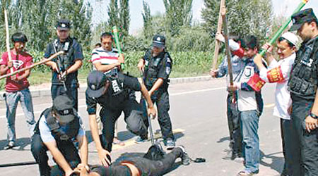 民眾和警方一同演練圍捕恐襲暴徒。（互聯網圖片）