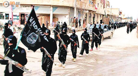 ISIL武裝分子曾在敍利亞高舉黑色「國旗」巡遊。