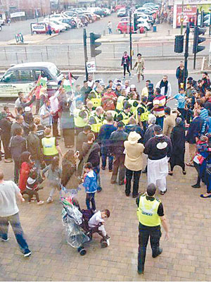 英國伯明翰約一百名示威者聚集在樂購超市門外。（互聯網圖片）