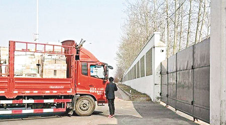 物流公司的貨車出入中國紅十字會備災物資倉庫。（互聯網圖片）