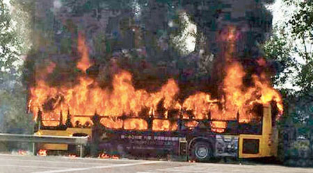 報復社會事件不斷<br>巴士被大火籠罩，造成一死十九傷。（互聯網圖片）