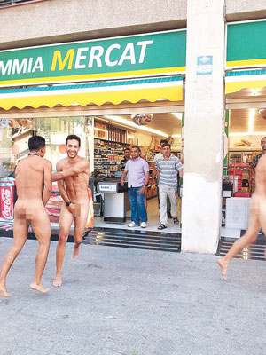 遊客醜態百出<br>裸男從超市跑出時嬉皮笑臉，僅用手掩住下體。（互聯網圖片）