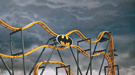 「蝙蝠俠」過山車能讓遊客體驗蝙蝠俠飛行。（互聯網圖片）
