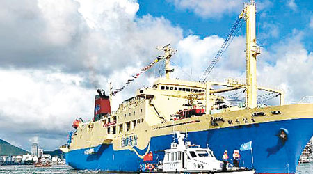 「椰香公主」號在三亞海事局海巡船的護航下離開三亞港。（互聯網圖片）