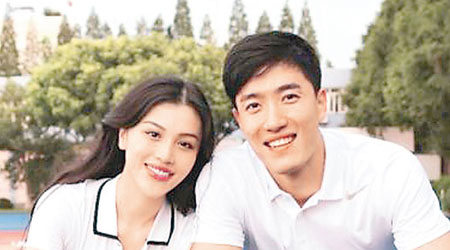 劉翔以合照向外界公開與葛天的婚姻。（互聯網圖片）