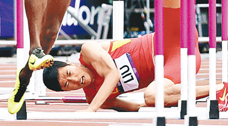 劉翔一二年倫敦奧運預賽中跌倒再傷出。