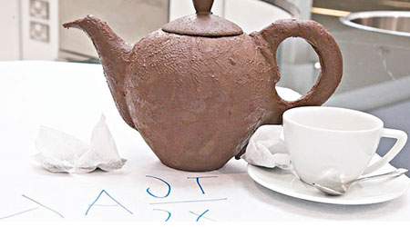 科學家製造出號稱是全球首個的朱古力茶壺。（互聯網圖片）