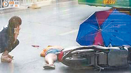 雲南女子上月遭巴士輾斃。（互聯網圖片）