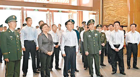 鄧卓棣、鄧榕（前排左二）出席鄧小平紀念活動。（互聯網圖片）