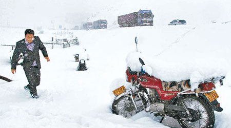 新疆哈密地區巴里坤縣降暴雪。（互聯網圖片）
