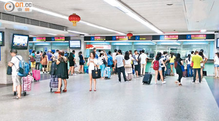 十‧一假期將至，深圳火車站內乘客排隊購買車票。（黃少君攝）