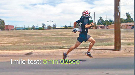 測試中，跑手在噴射背囊的推動下，以五分鐘兩秒完成一英里路程。  （互聯網圖片）