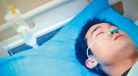 一名食用滷水鴨頸中毒的民眾在醫院接受治療。（互聯網圖片）