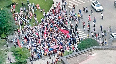 大批業主上街遊行示威，抗議小區綠地建基站和垃圾站等。（互聯網圖片）