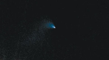 居民拍下一個發光的神秘物體劃過上空。（互聯網圖片）
