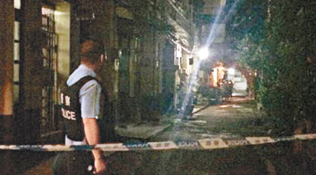 警匪對峙事件至昨晚仍未解決，警方封鎖現場調查。（互聯網圖片）