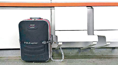 行李篋被鐵鏈綁在地鐵站長椅。（互聯網圖片）