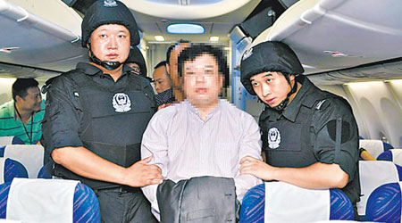 廣東警方接收一名逃往境外的經濟嫌疑犯。（互聯網圖片）
