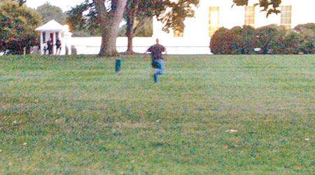 該名男子翻越圍欄闖入草坪後，直奔向白宮。（互聯網圖片）