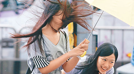 台北街頭有女子被颱風吹得非常狼狽。