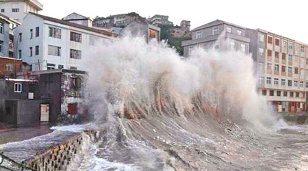 台州掀起兩層高的大浪。（互聯網圖片）