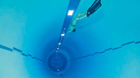 Y-40 Deep Joy池中有一管洞，可通往水深達四十米處。右圖為泳池結構繪圖。（互聯網圖片）