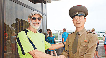 休特（左）和北韓軍人合照。（互聯網圖片）