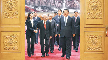 習近平昨在北京人民大會堂接見到訪的台灣聯合參訪團。（中新社圖片）