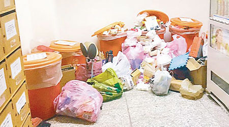 垃圾成堆出現在教學大樓內。（互聯網圖片）