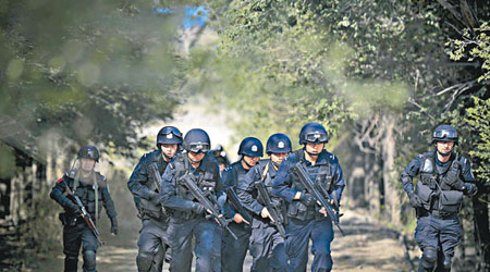 新疆<br>新疆烏市特警隊模擬突擊行動。（中新社圖片）