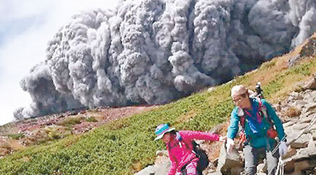 登山者拍下的影片顯示，在火山爆發一刻，來勢洶洶的火山灰迅速掩至。（互聯網圖片）