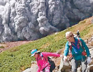 日御嶽山噴發 70死傷 四人活埋