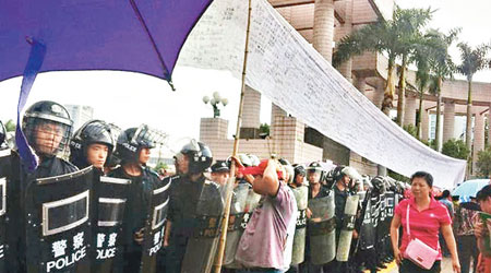汕頭三千名村民包圍市委抗議，大批員警員在場戒備。（互聯網圖片）