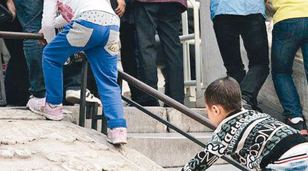 小童攀爬踩踏擁有六百年歷史的漢白玉石雕。（互聯網圖片）