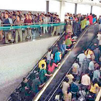上海地鐵呼籲市民改於非繁忙時間或擇日出遊。（互聯網圖片）