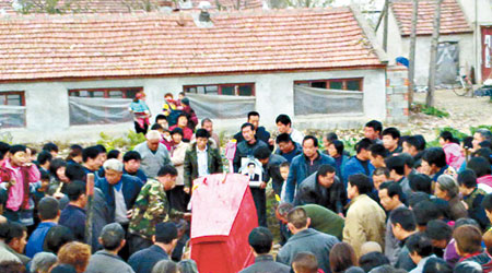 朱永沖的遺體被運回家鄉舉行葬禮。（互聯網圖片）