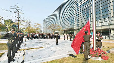 深圳部分政府部門不時會舉行隆重升旗儀式。（互聯網圖片）
