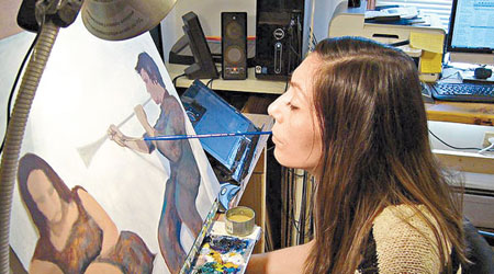 佩爾用口代手畫畫，繼續實踐她當藝術家的理想。（互聯網圖片）
