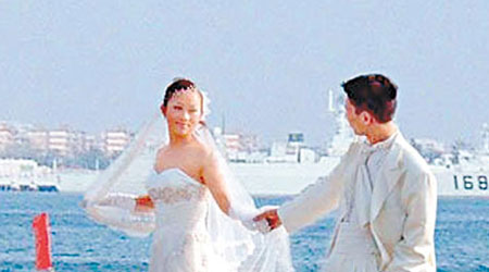 廣東麻斜灣<br>湛江麻斜灣軍港成為新人拍攝結婚照的勝地。（互聯網圖片）