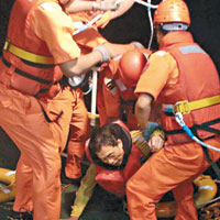 另一名遇險人員被救上船艇。